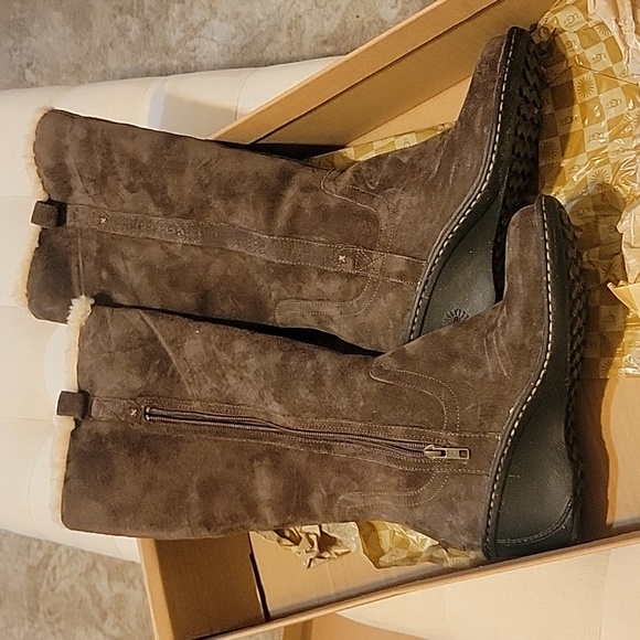 UGG Wedge Boots Size 8. Dark Brown Suede and in original box. Rarely worn. - Picture 4 of 5